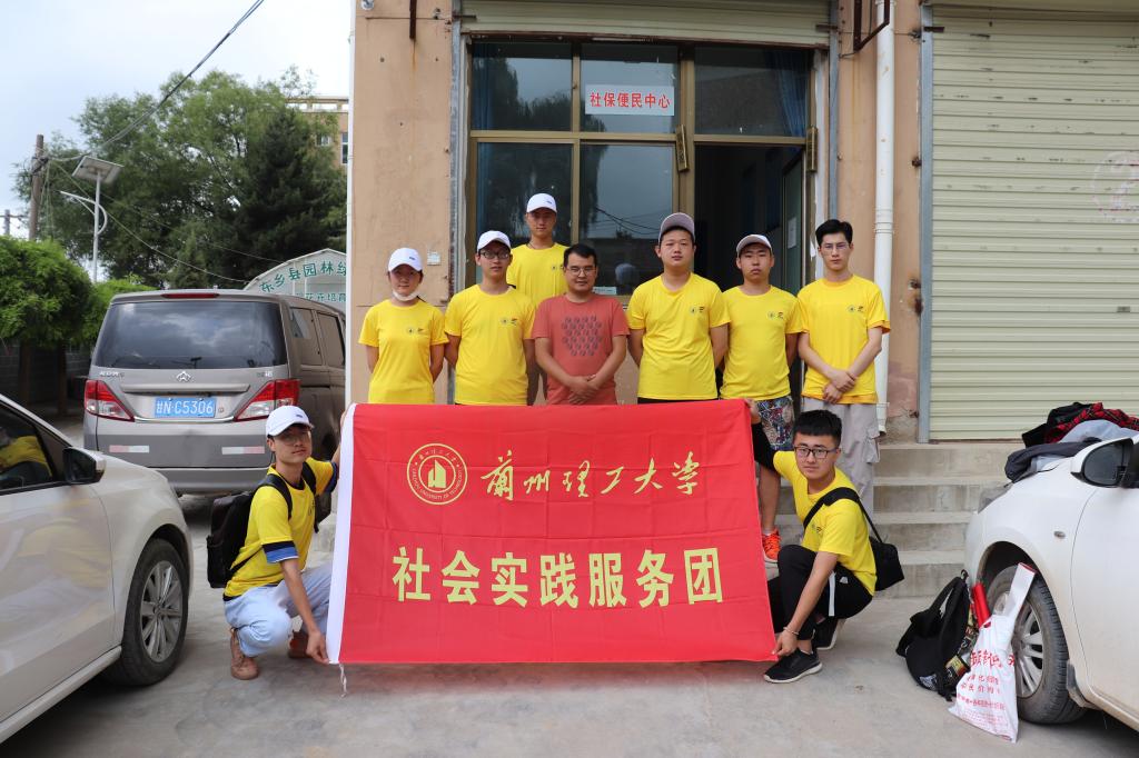 调研队员与社保局负责人合影